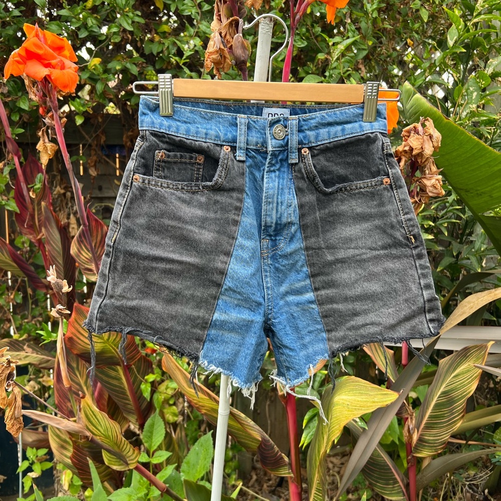 BDG UO Black and Blue Colorblock Jean Shorts Measured Size 24 Tagged 25